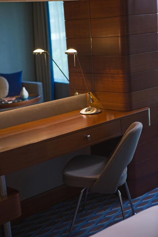 Renaissance Izmir Hotel Ngoại thất bức ảnh A dressing table