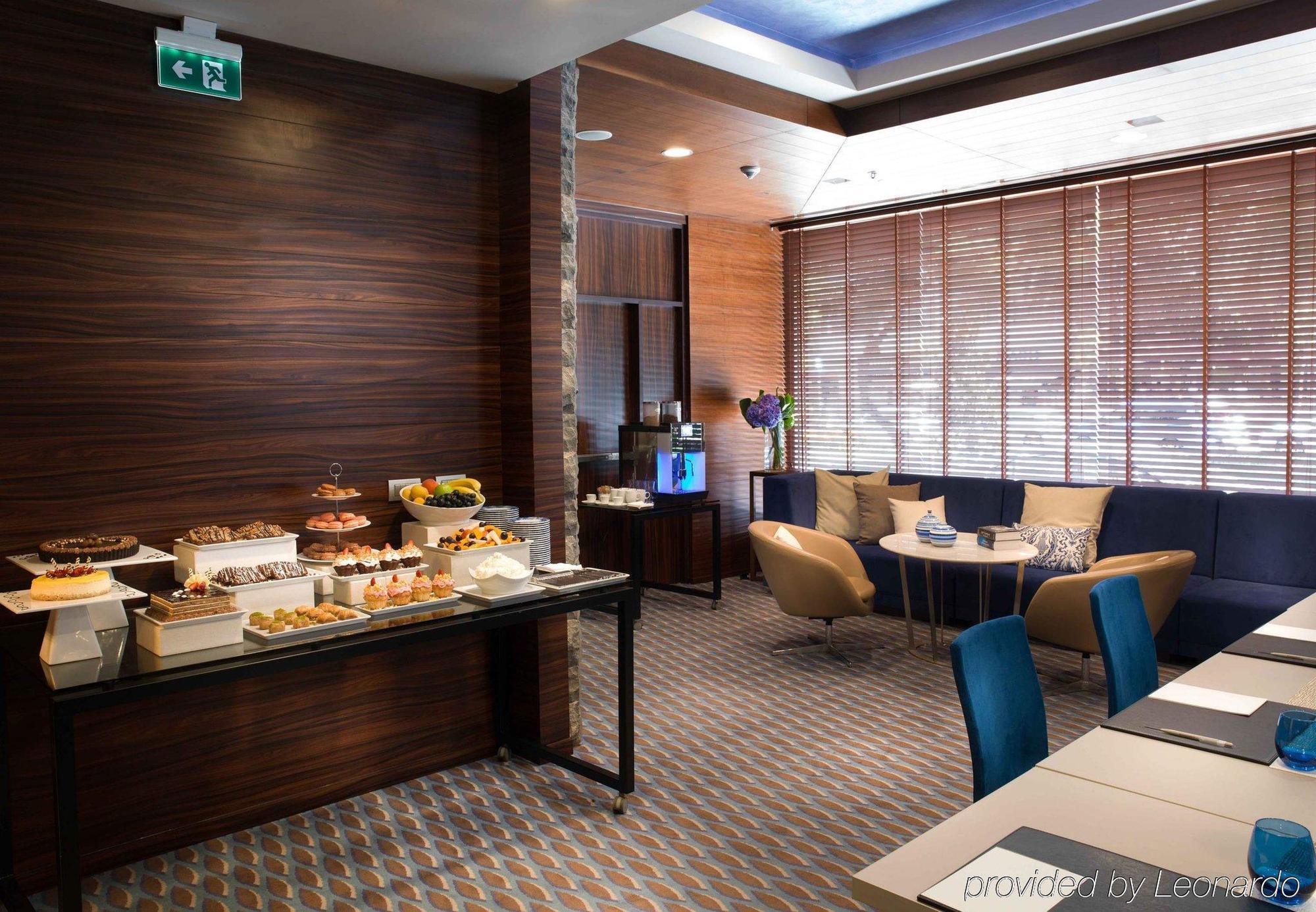 Renaissance Izmir Hotel Ngoại thất bức ảnh The lounge at the airport