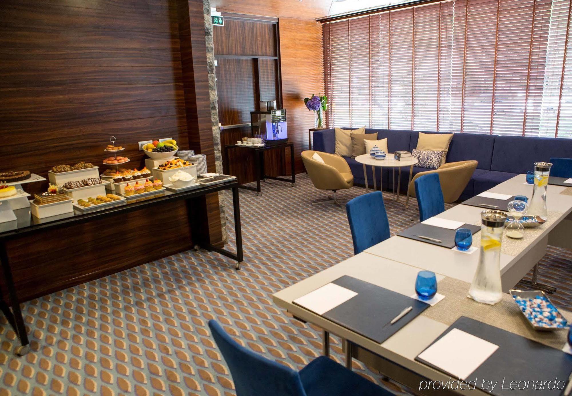 Renaissance Izmir Hotel Ngoại thất bức ảnh The lounge at the airport